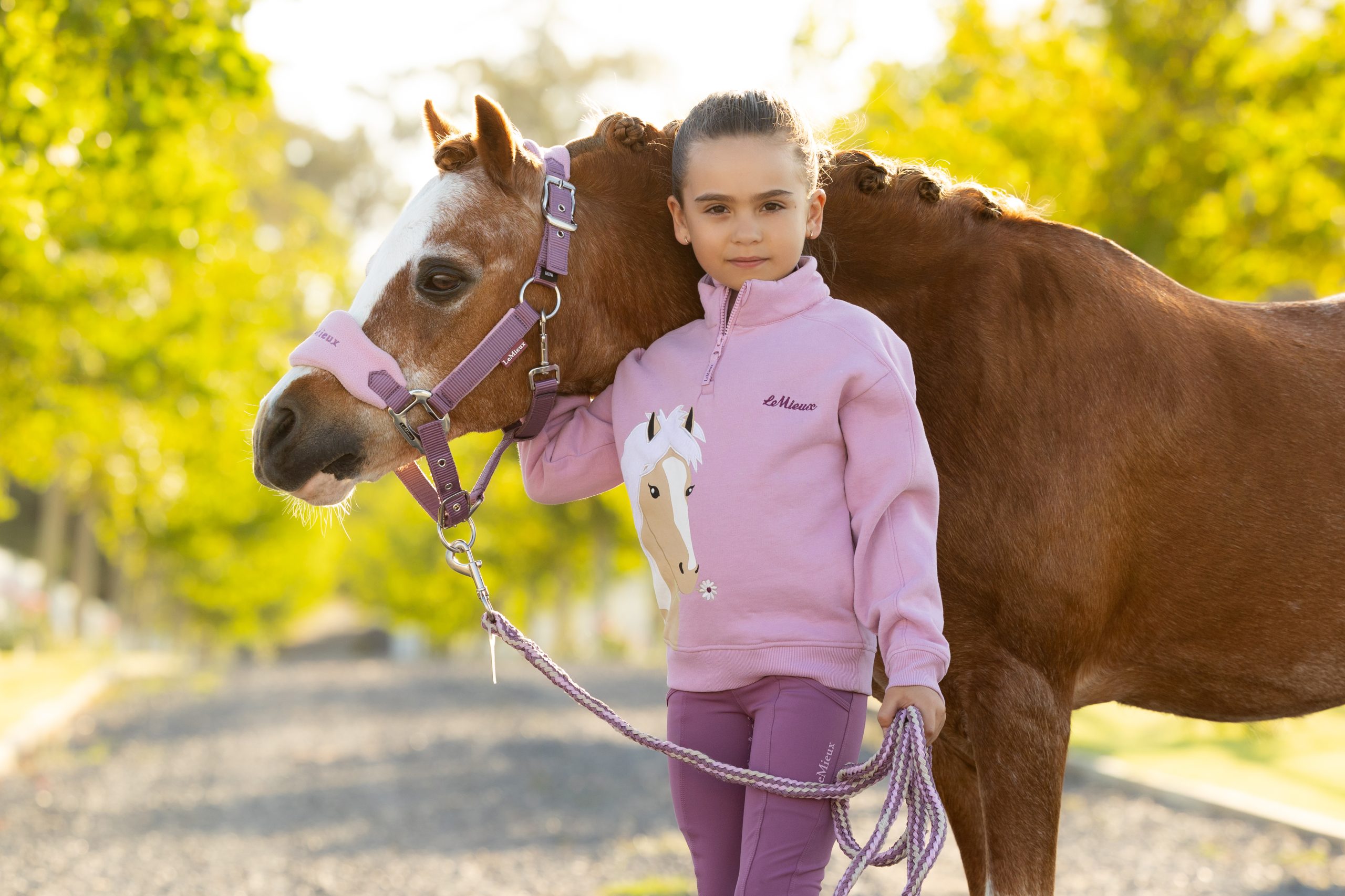 IT08475_lifestyle_miniquinnquarterzipsweat_fondant_001