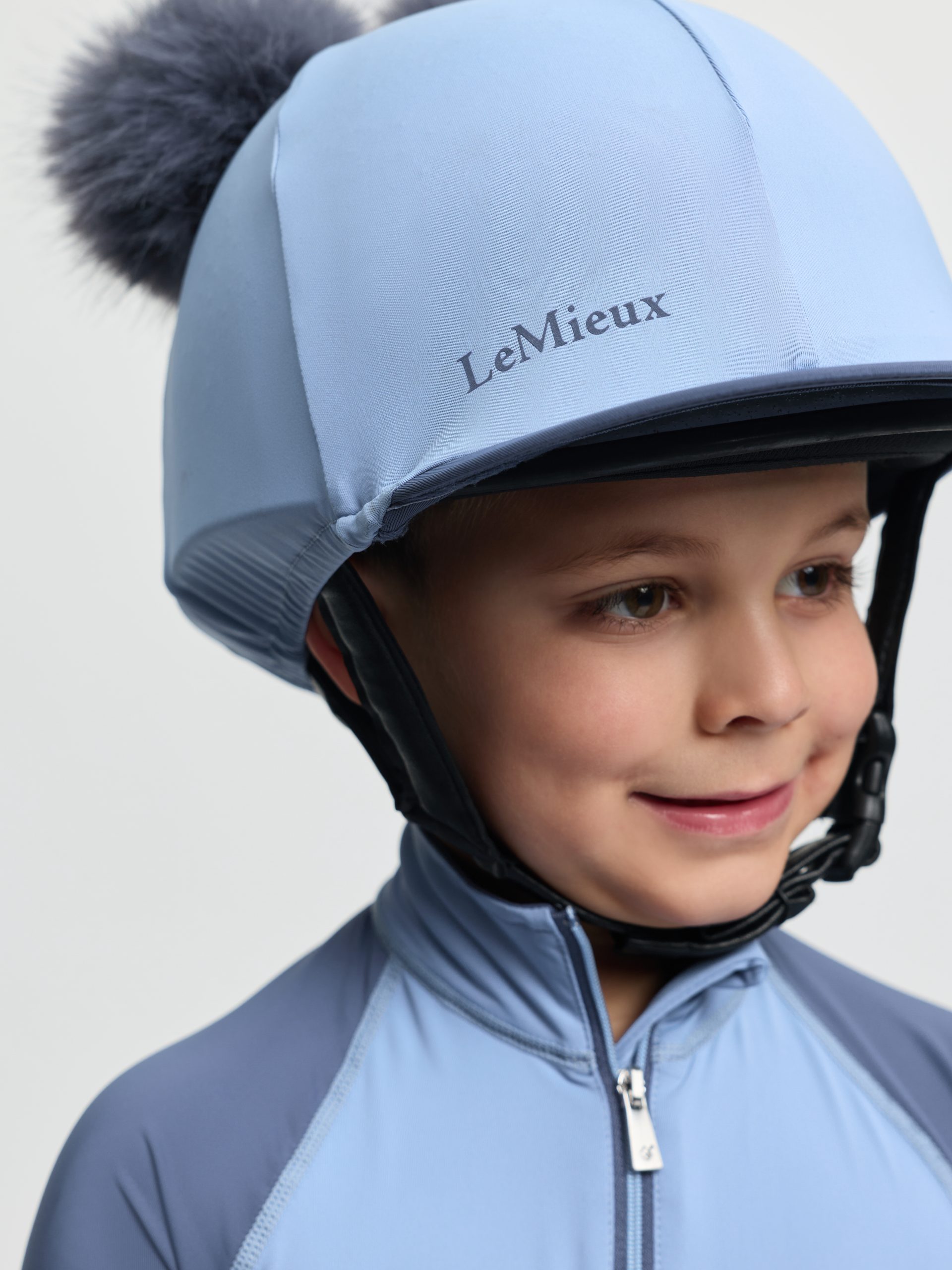 IT08526_studio_minidoublepomhatsilk_powderblue_005