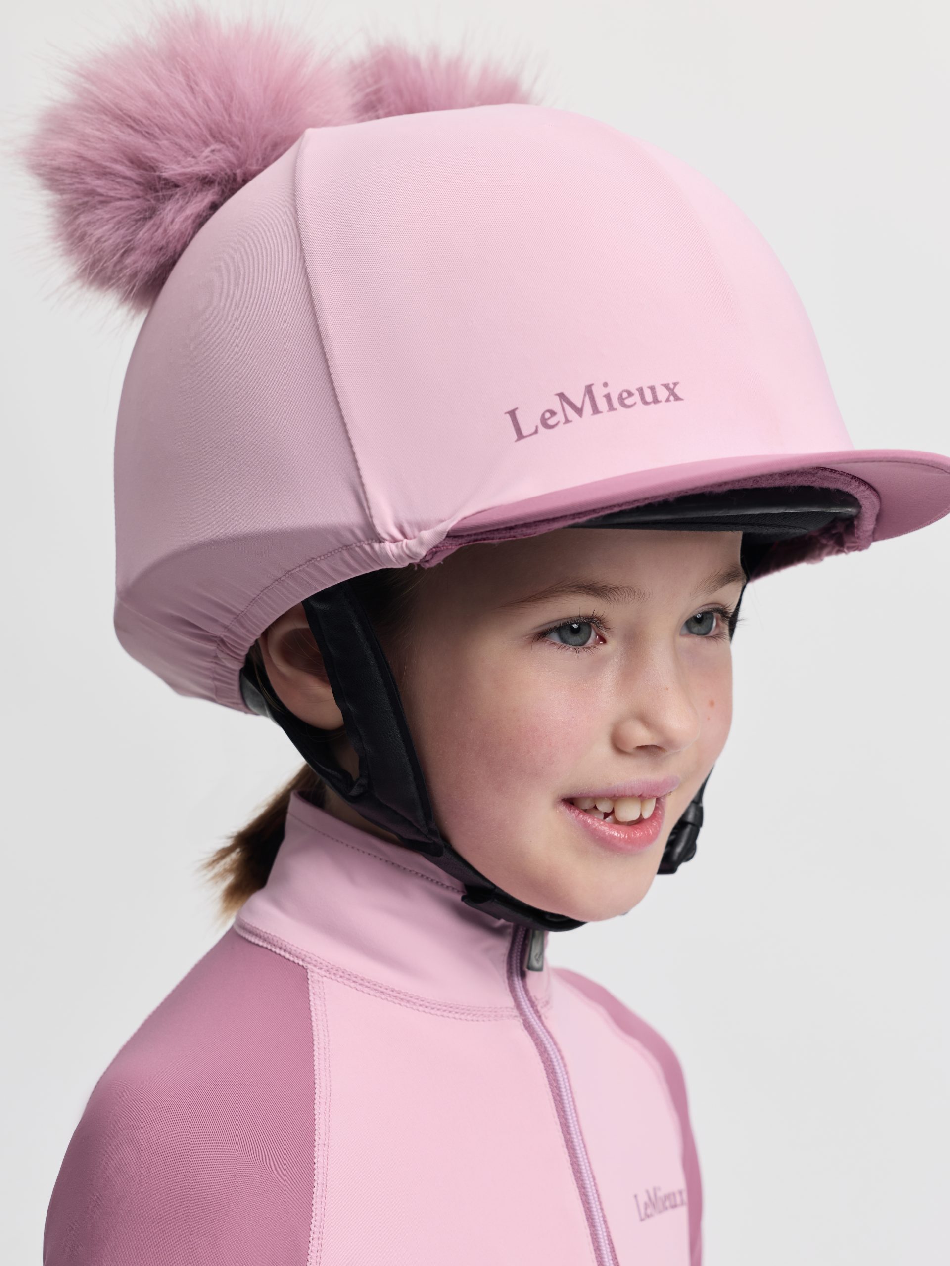 IT08527_studio_minidoublepomhatsilk_fondant_005