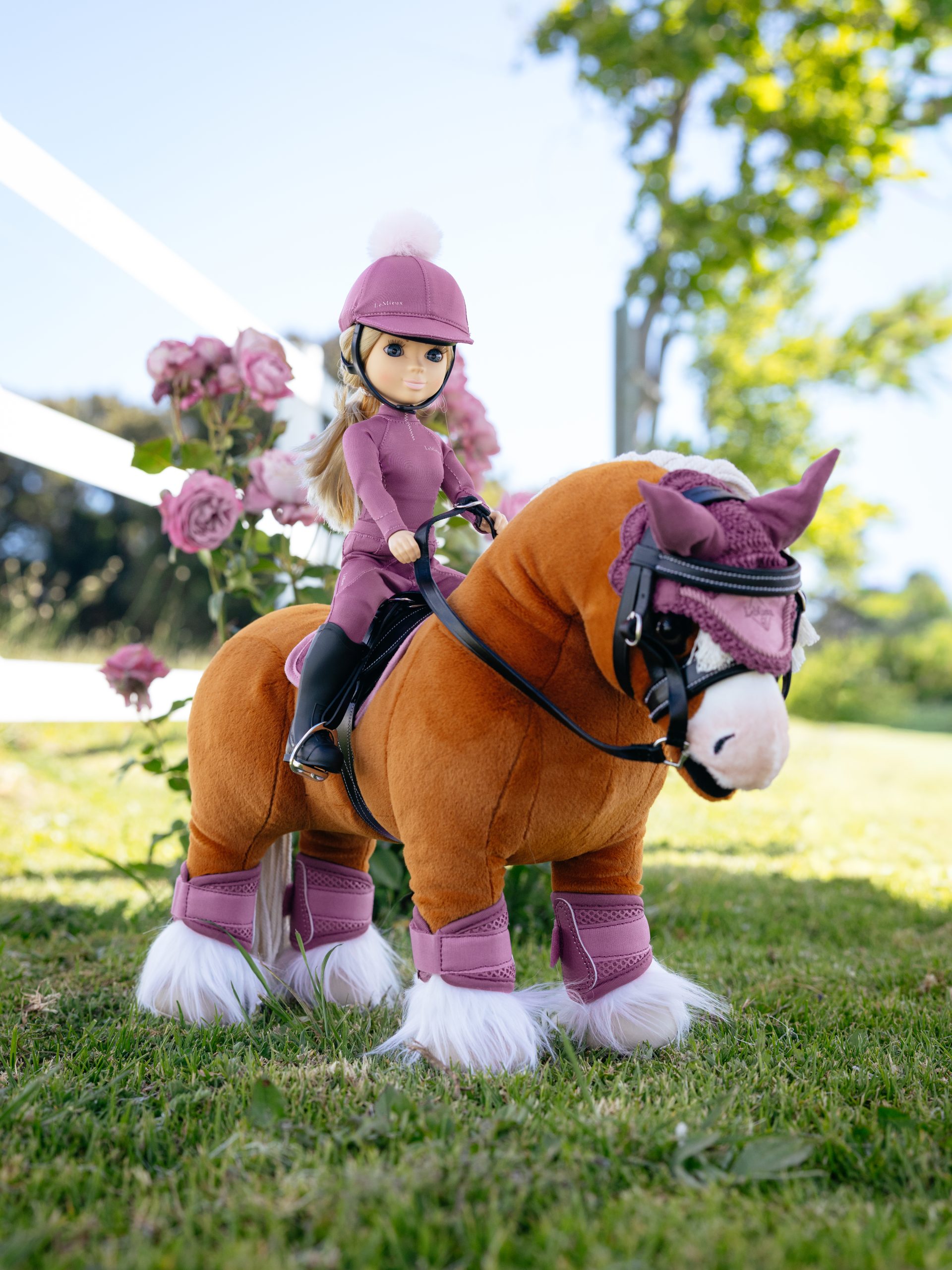 IT08463_lifestyle_toyrideroutfit_mallow_1