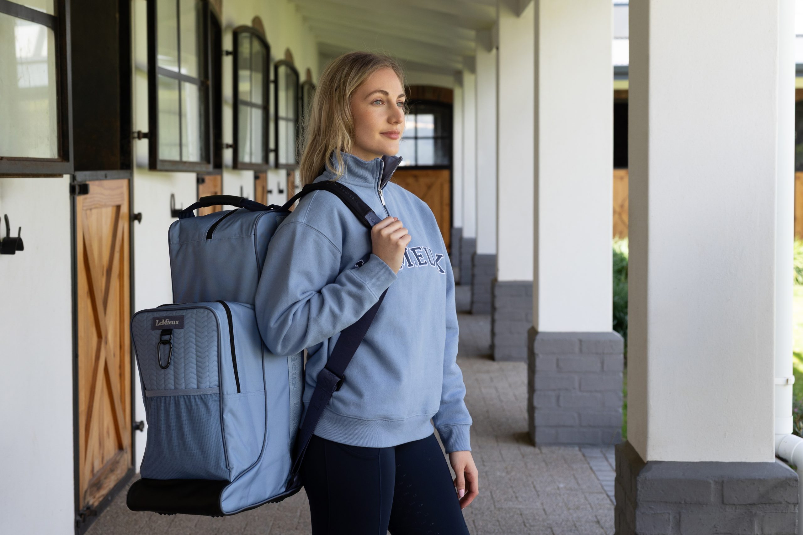 IT08554_lifestyle_boot&hatbag_powderblue_04